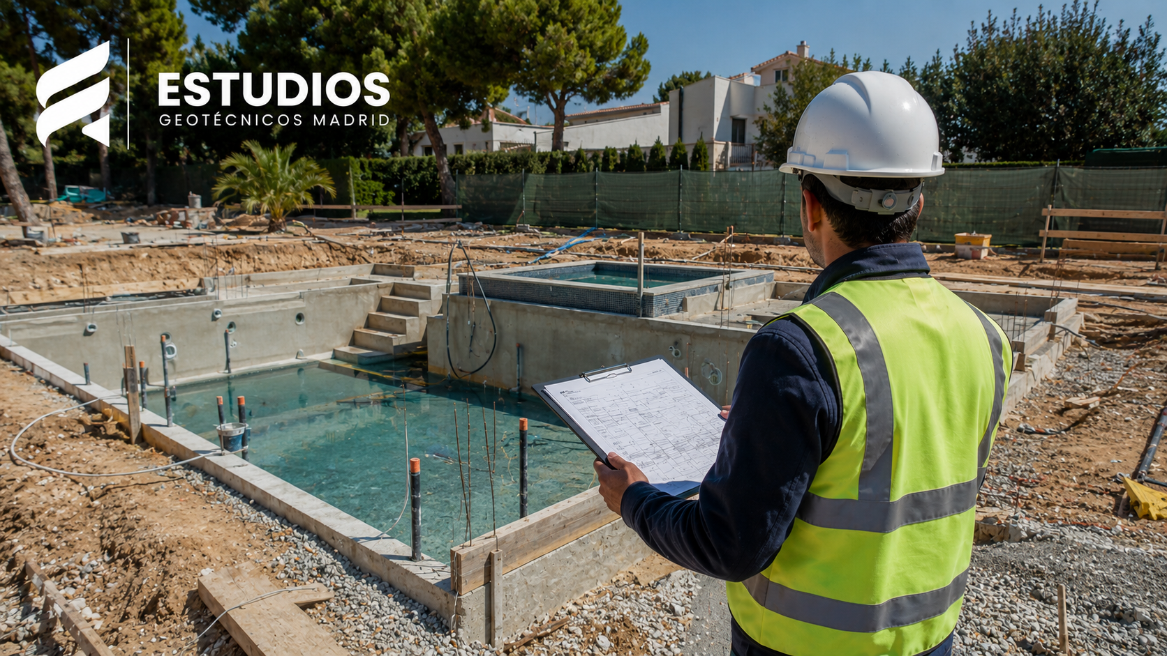 Diseñar una piscina elegante y duradera implica mucho más que elegir revestimientos exclusivos o crear un espacio visualmente atractivo. Bajo cada proyecto existe un elemento invisible que condiciona completamente la estabilidad de la construcción: el terreno. Los estudios geotécnicos para piscinas se han convertido en una fase imprescindible dentro de cualquier proyecto residencial o urbanístico que busque seguridad, resistencia y eficiencia a largo plazo. Antes de iniciar excavaciones o construir estructuras hidráulicas, resulta esencial conocer el comportamiento del subsuelo y su capacidad para soportar las cargas derivadas del agua, los movimientos del terreno y las condiciones ambientales. En este contexto, los servicios de Estudios Geotécnicos Madrid ofrecen informes especializados con certificado CTE destinados a viviendas unifamiliares, urbanismo, obra pública y proyectos relacionados con piscinas privadas y comunitarias.